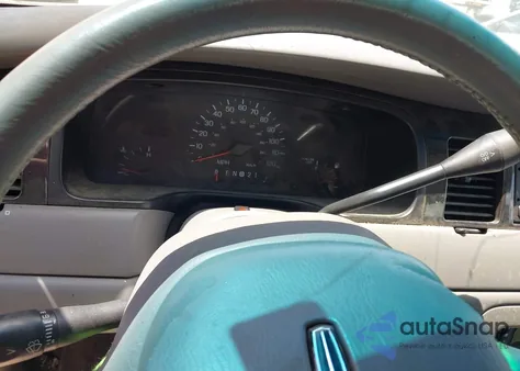 1999 Lincoln Town Car Signature z USA, uszkodzony, nr VIN 1LNHM82W9XY628587